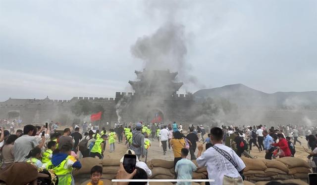 “军号一响，血脉觉醒”，山东一景区NPC带着数百游客攻打“县城”，游客：特意买了三把道具步枪，体验感满满