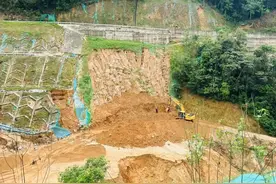 从化区良口镇牛路水库c线公路（k3+200路段）发生路基塌方，注意绕行图片