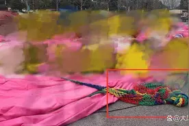 5岁男童充气城堡玩耍疑侧翻，不幸被防护绳勒住窒息身亡；萍乡当地：事件尚在调查处理图片