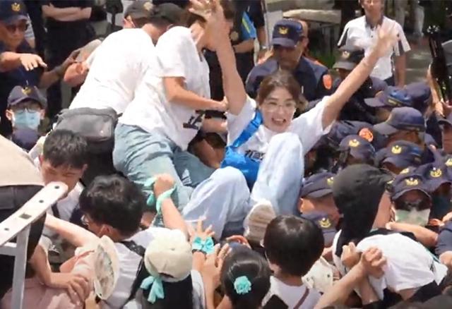 台湾警民爆发冲突 罗智强声援民众党