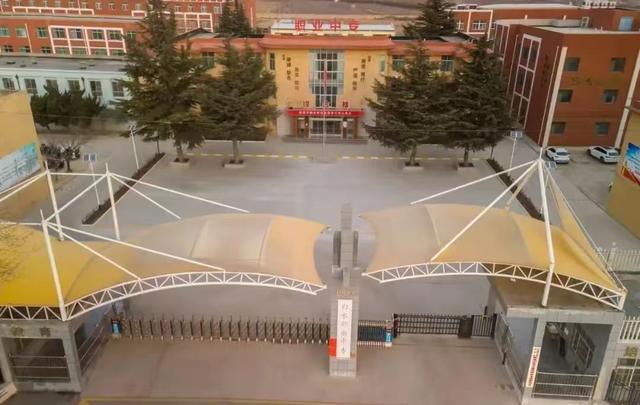 中专生未付实习费学籍档案遭校方扣押，家长称询问后被踢出班级群，官方：学生已领档案，企业垫付实习车费