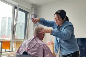 义务理发、免费擦玻璃……社区精准服务为老人生活“帮把手”图片