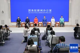 国新办举行“新征程上的奋斗者”中外记者见面会——五名央企产业工人代表谈“弘扬工匠精神 助力强国建设”图片