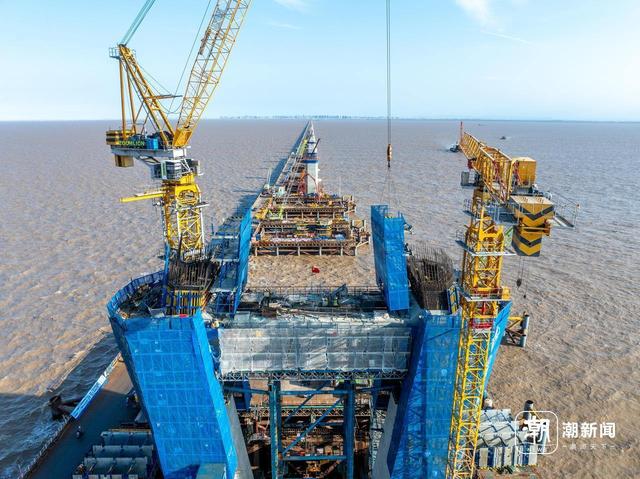 宁波：跨海铁路大桥主塔“拔节生长”