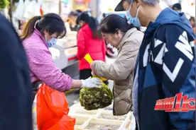 人山人海！很多福州人一箱一箱搬回家！网友：差点挤不进去图片