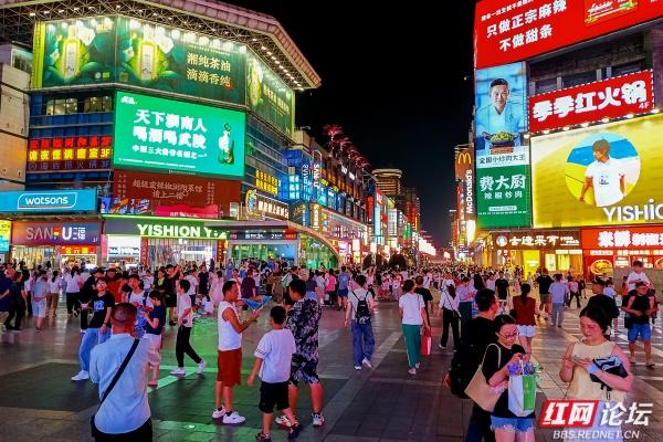 阵雨之后的黄兴路步行街，尽显长沙韵味