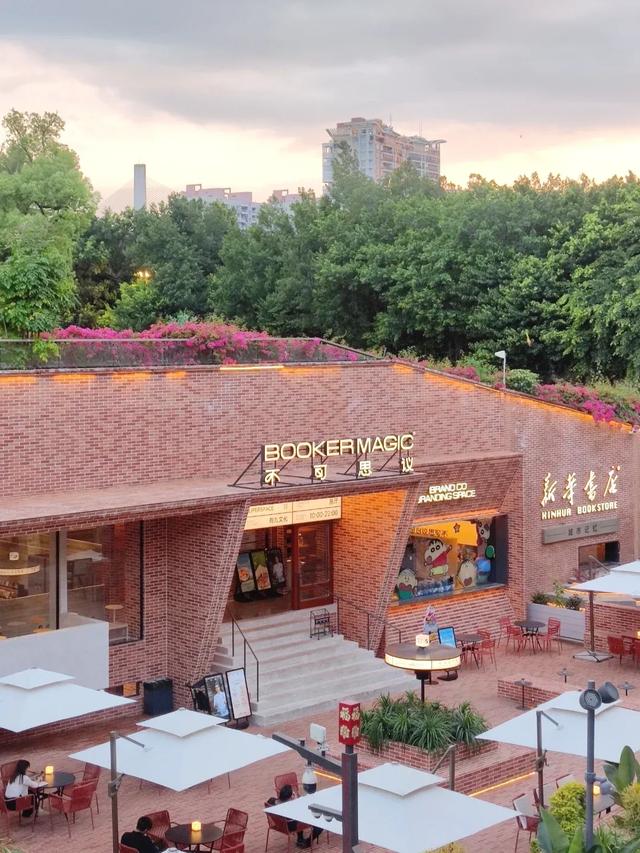 “神秘人物”亮相青年广场!一起开启江畔浪漫之旅!