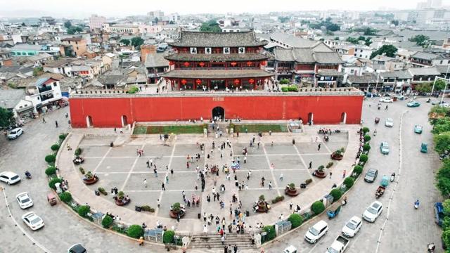 时速仅25公里！观光米轨小火车火了！