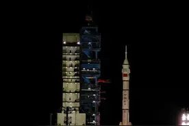 “90后真上天”！地面现场超淡定，网友：基本操作图片