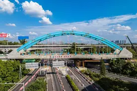 隆黄铁路隆叙段胡市镇特大桥主桥贯通图片