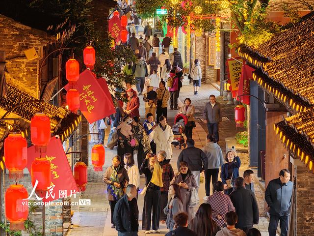 江苏扬州：“夜经济”点亮古街