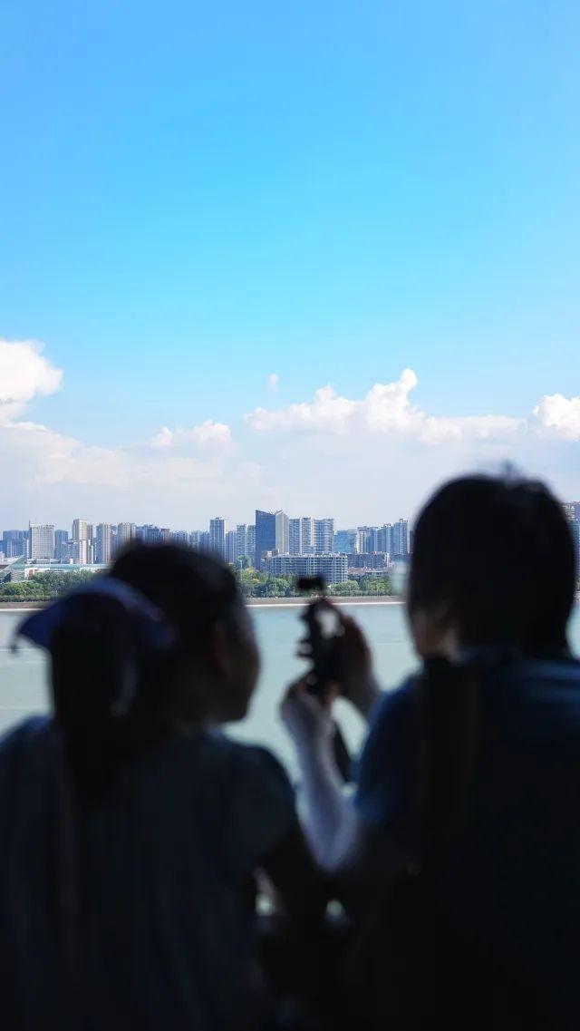 已实施限流！西湖边著名景区突然爆火，天天围满人！大家统一动作，紧急提醒……