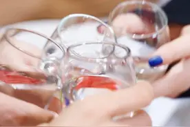 女子失恋喝一斤白酒身亡，同桌3闺蜜担责，法院：未尽制止和救助义务图片