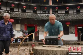 遇见福建：世遗土楼二宜楼端午节洗古井图片