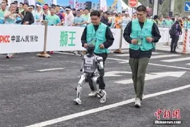 全球首个人形机器人半马开赛 “美女”机器人出场就“罢工”图片