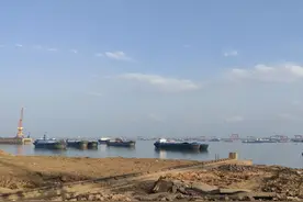 长江上的换船生意图片