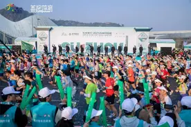 2025苏州马拉松鸣枪起跑，男女全马双双打破赛会纪录图片