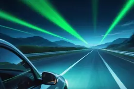 夜间在高速上开车，看到的绿色激光是什么？图片