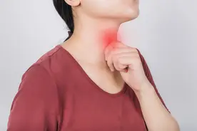 女子声嘶咽痛以为湿热，越喝凉茶竟越严重！立秋别忘记做这件事→图片