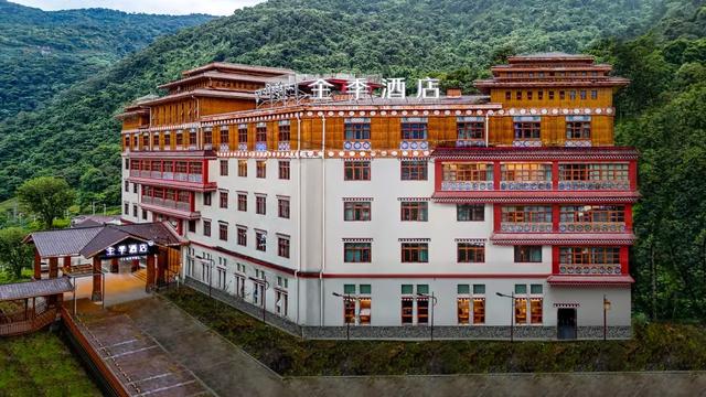 华住20年，竟在川藏线开出了一条“天路”？