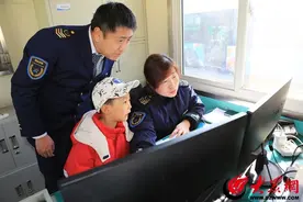 “公交迷”小男孩圆梦记：6岁萌娃探秘温馨巴士“大本营”图片