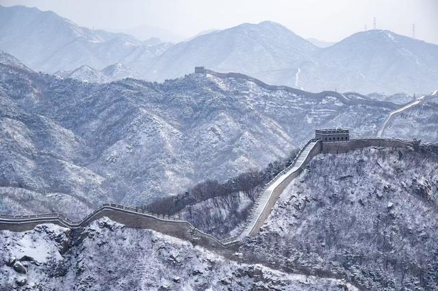 雪后八达岭长城如巨龙卧雪，一派北国风光