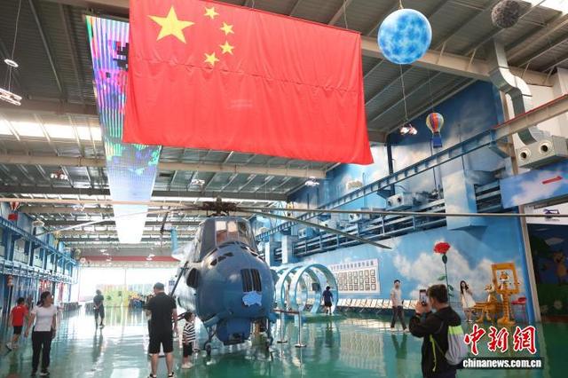 江西景德镇：游客打卡江西直升机科技馆