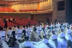 网红院长姜铁红再跳《奔腾》图片