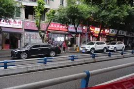 上游帮忙｜私家车把公交车站当车库？市民可拨打这些电话投诉图片