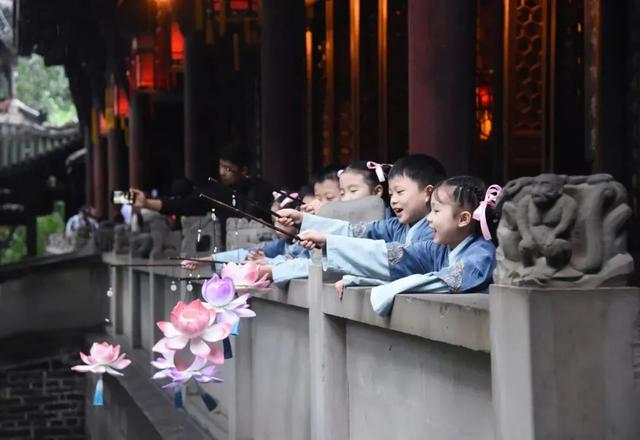 太夸张！在成都过中秋，场面这么震撼