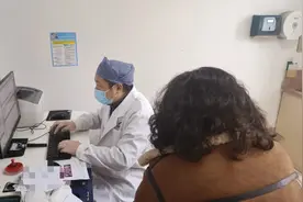 常戴耳机听歌？小心听力损伤图片