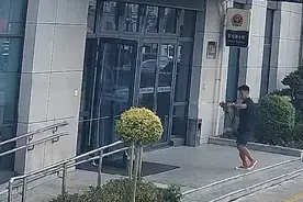 路上捡到一只鸟，海宁市民急忙把它送到派出所！图片