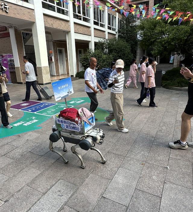 新晋开学“顶流”是它！新生直呼太酷了