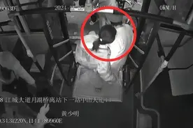 女孩突发疾病晕倒，公交车“秒变”救护车图片