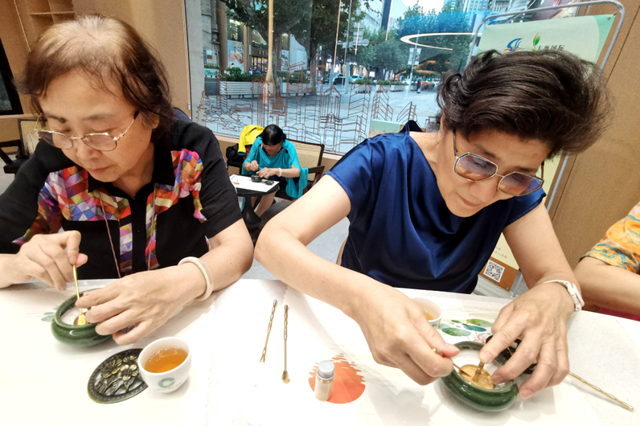 品茶香、打香篆，这场茶文化互动体验真“嗲”