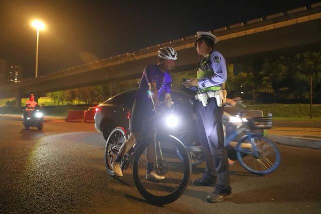 北京交警出动！电动自行车“亮瞎眼”，扣车，最高罚1000
