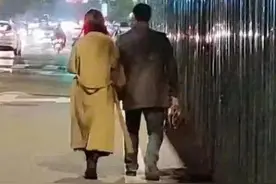南充一干部被举报出轨，挽女子胳膊拎包街拍曝光！当地正核查图片