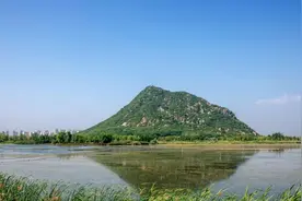 《鹊华秋色图》中的鹊华二山图片