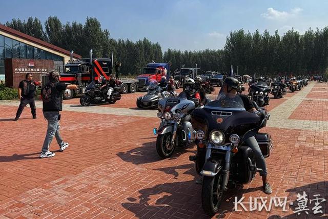 2025中国迁安“滦河1号公路”重机车巡游活动举行
