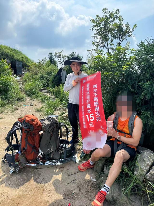 男子背40公斤蜜雪冰城上武功山售卖