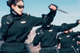 又酷又飒！高原女特警开展匕首操训练图片
