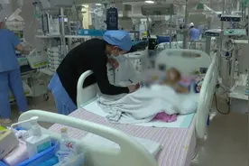 揪心！1岁宝宝4根手指被切成7段，仅1/8皮肤相连，看好这家中常备物品图片