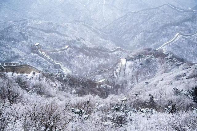 雪后八达岭长城如巨龙卧雪，一派北国风光