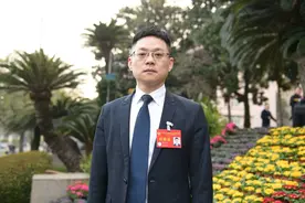 四川省政协委员康文智：建议适当放宽秸秆焚烧政策，促进综合利用｜代表委员在这里图片