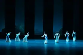 北舞青年舞团上演《舞动经典》， 舞团版《黄河》15年后焕彩重现图片