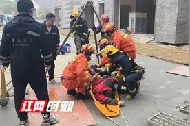 男子不慎掉入在建化粪池 浏阳消防紧急救援图片