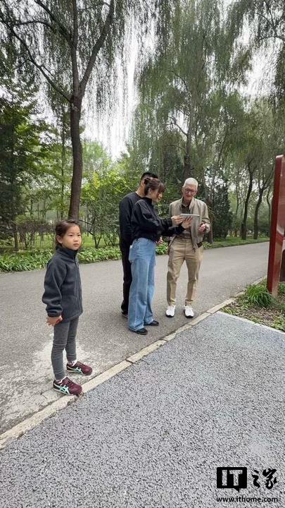 苹果 CEO 库克现身北京，同开发者散步聊天