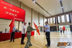 稍息、立正、齐步走！沙市中学高一新生军训迎开学图片