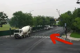 清晨突发！哼小曲的洒水车一顿猛喷！网友：这就叫专业图片