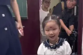 曾被诊断一辈子要在轮椅上度过的6岁脑瘫女孩豆豆，今天上小学了！图片